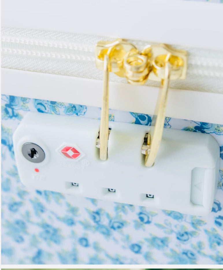 Lennon Traveling Luggage – Robin's Egg Blue